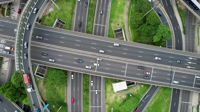 Autom&oacute;viles circulando por cruce de autopistas en la Ciudad de Buenos Aires, Argentina. 9 De Julio.