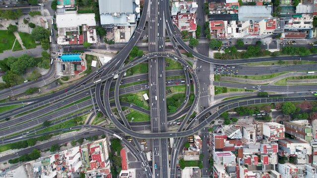 Cruce de autopistas visi&oacute;n cenital con dron girando. Autopista 25 de Mayo en 9 de Julio. Ciudad de Buenos Aires, Argentina.