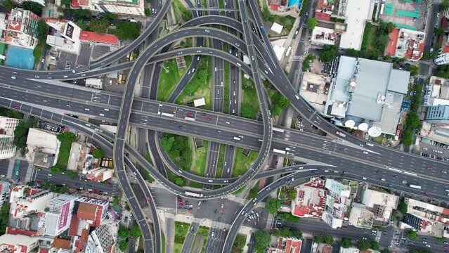 Cruce de autopistas visi&oacute;n cenital. Rulo de autopistas vista de dron descendente. 9 de Julio, Buenos Aires, Argentina. Autom&oacute;viles y carretera.