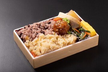 二色おこわ弁当（赤飯　山菜おこわ）