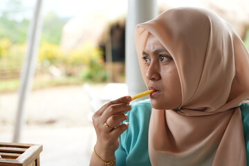 A hijab woman nsitting at the cafe