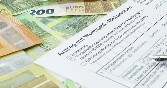 Euro Geldscheine und Antrag auf Wohngeld
