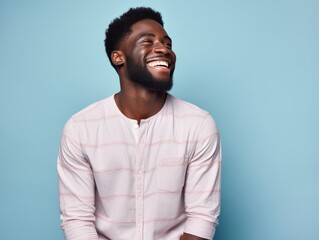 Obraz premium A smiling man in a white shirt is sitting on a blue background
