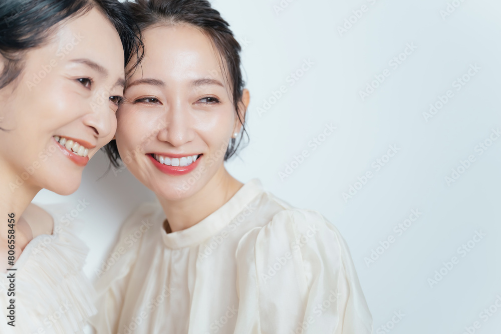 Aufkleber お洒落なミドル女性二人のファッションポートレート　スキンケア　コスメ