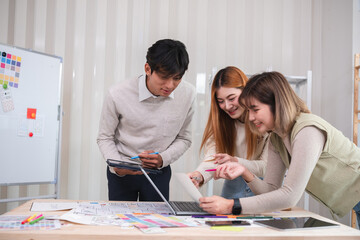 Fototapeta premium A team of designers helps develop the application system. Brainstorm ideas for making ux ui to develop programs