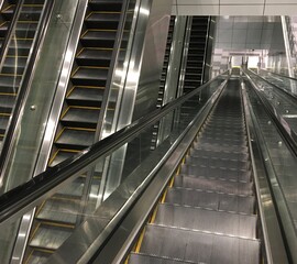 Obraz premium Editorial photo of multi-storey escalators in buildings around the capital Kuala Lumpur, Malaysia May 5, 2024