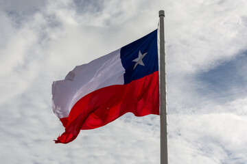 Bandera Chilena flameando al viento, en Puerto Montt, Chile