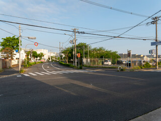 早朝の交差点の風景