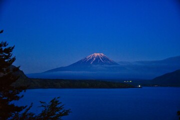 Fototapeta premium 夜の本栖湖と富士山