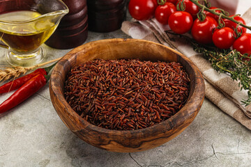 Red raw dry rice gor cooking