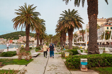 Alejka dla pieszych między morzem a starym miastem w Splicie. Krajobraz miasta zawiera typową Chorwacką architekturę | Pedestrian alley between the sea and the old town of Split