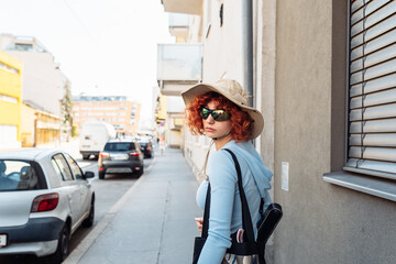Obraz premium portrait young woman against backdrop of city life