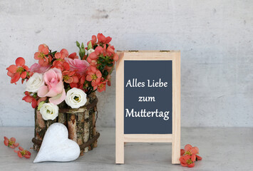 Grußkarte zum Muttertag: Blumenstrauß und der Text Alles Liebe zum Muttertag auf einer Kreidetafel.