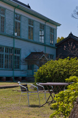 校舎跡とガーデニングチェア