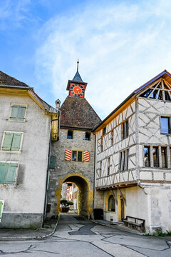Valangin, Dorf, Eingangsturm, Turm, Schloss, Val-de-Ruz, Taleingang, Seyon-Schlucht, Kirche, Ringmauer, historische H&auml;user, Le Seyon, Fluss, Fr&uuml;hling, Sommer, Neuenburg, Neuch&acirc;tel, Schweiz