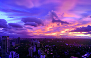Obraz premium Dusk, purple sky with pink clouds over the city