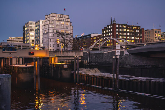 Germany, Hamburg,Schaartorschleuse floodgate at dusk