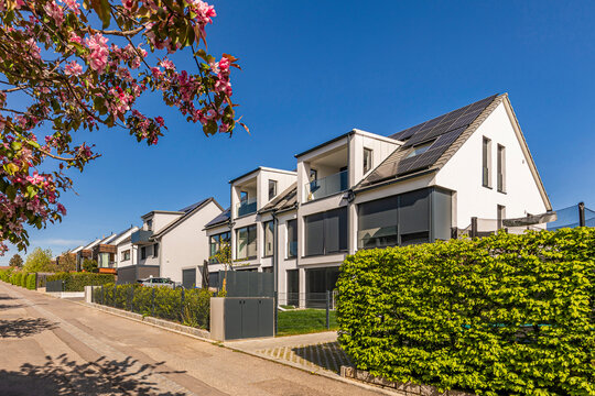 Germany, Baden-Wurttemberg, Ostfildern, Row of modern suburban houses in spring