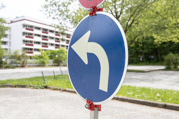 Verkehrszeichen kennzeichnet Änderung der Fahrtrichtung für Linksabbieger