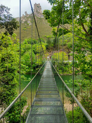 Puente colgante sobre el rio