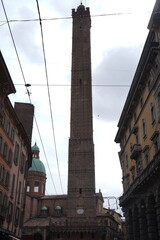 vista sulle due torri di bologna: garisenda e torre degli asinelli