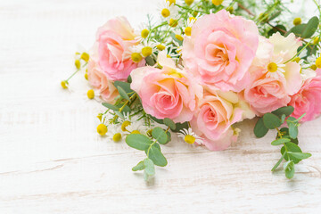 ピンクのバラとカモミールの花の背景