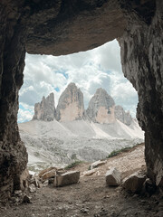 drei Zinnen aus einer H&ouml;hle betrachtet
