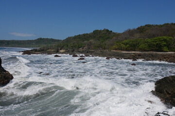 Wellen an der Küste von Montezuma auf der Halbinsel Nicoya bei Puntaremas in Costa Rica