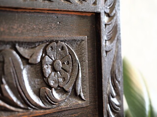 アンティーク家具に掘られた文様