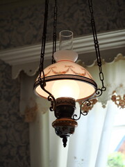 異人館にぶらさがるアンティークランタン