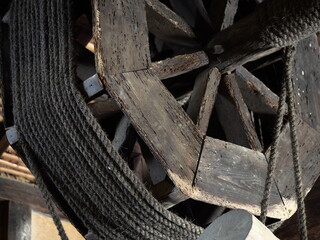 日本の伝統的な古民家や醤油蔵に設置されているものを運搬する滑車