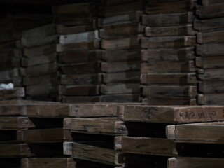 伝統的な醤油作成に用いた麹を発酵させるための麹室にある升