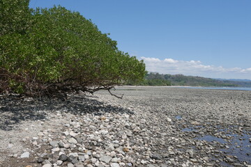 Kiesstrand an der Küste von Montezuma auf der Halbinsel Nicoya bei Puntaremas in Costa Rica