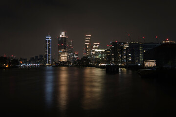 Fototapeta na wymiar Scenic night view of London from Chelsea Bridge