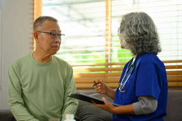 Obraz premium Female doctor visiting retired patient at home. Health care, medicine and treatment concept