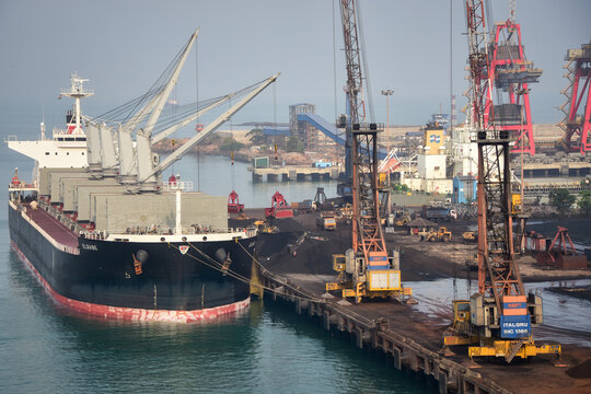 Massengutschiff bei der Ladung im Hafen von New Mangalore, Indien