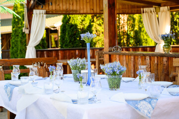 Table decor in shades of blue with Veronica of Austria flowers