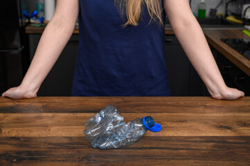 Plastikowe butelki po wodzie, segregowane odpadki z tworzyw sztucznych