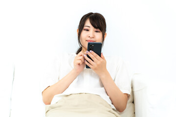 Fototapeta premium 自宅でスマホを触る女性