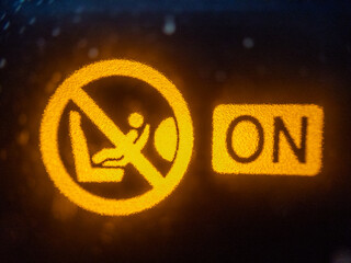 Status notification light in the car The front passenger airbag deployed. The control is set to the "ON" position. Do not install a child restraint. Because there may be a risk of serious injury.