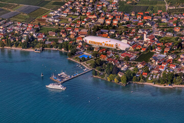 Zeppelin über Friedrichshafen am Bodensee in Baden-Württemberg, Deutschland, Europa. © Juergen