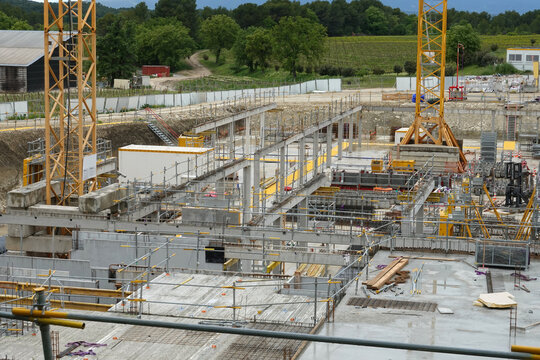 Excavation et chantier de construction avec fondations en b&eacute;ton