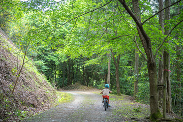 林道を走る子どもと自転車
