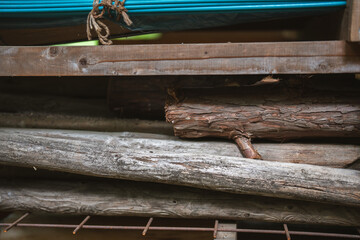 森の中の資材置き場　薪　燃料