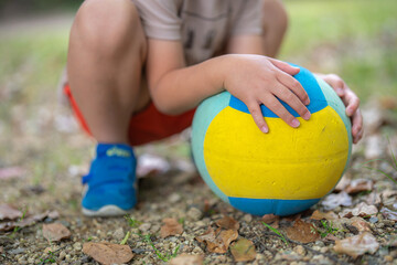 公園のボールと子ども