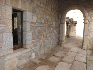 ventana y arco antiguo castillo medieval