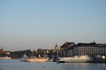 Obraz premium View of a city by the river