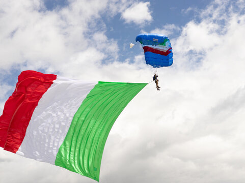 festa dell'esercito italiano, un paracadutista con la bandiera italiana