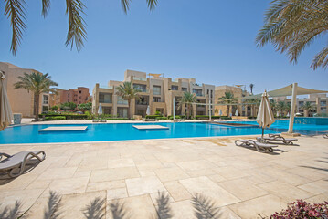 Obraz premium Swimming pool in tropical luxury apartment resort