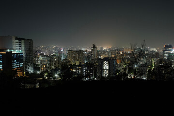 Obraz premium View of Pune in summer, Cityscape Skyline, buildings holdings, Signboards, and banners, Pune, Maharashtra, India